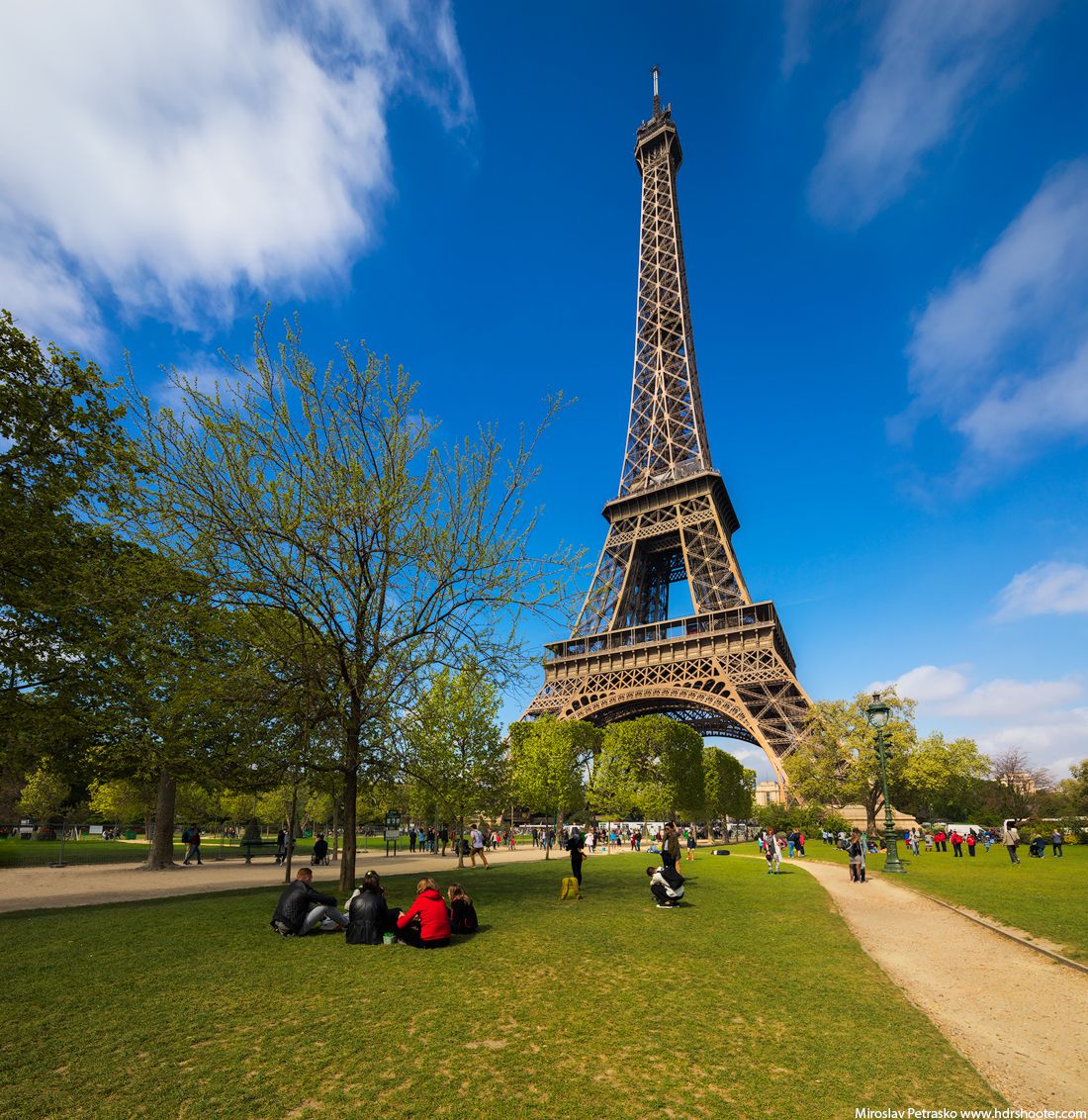 A spring moment under the Eiffel tower - HDRshooter