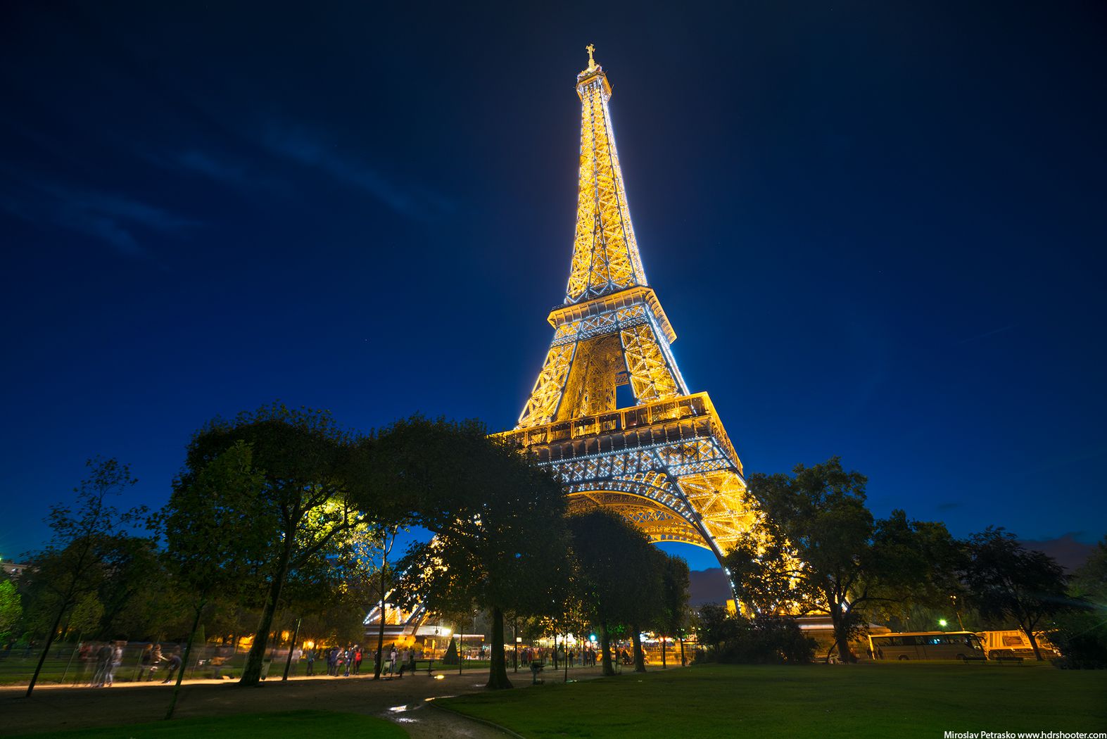 Sparkling lights on the Eiffel tower, Paris HDRshooter