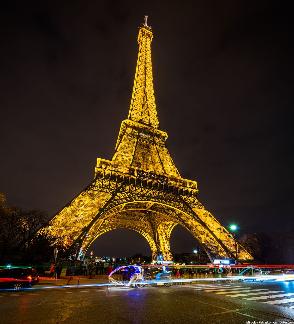 Eiffel tower glowing in the night, Paris - HDRshooter